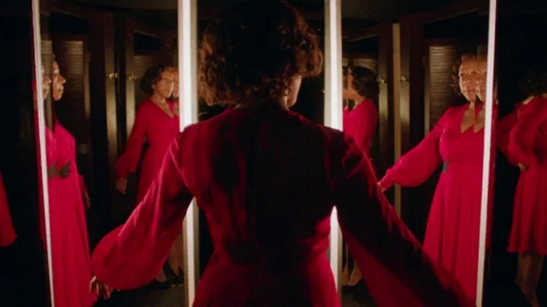 In Fabric – horror-comedy in a stunning red dress (Review)